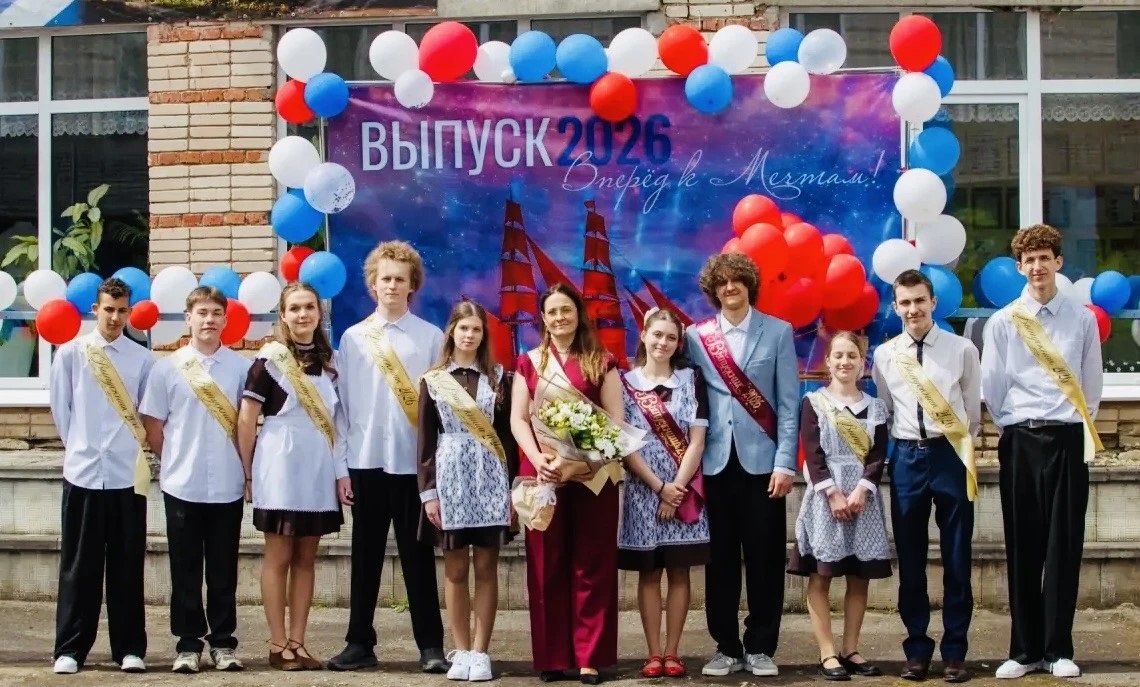 Директор МФЦ поздравила выпускников школы в Чехове-7 с Последним звонком!